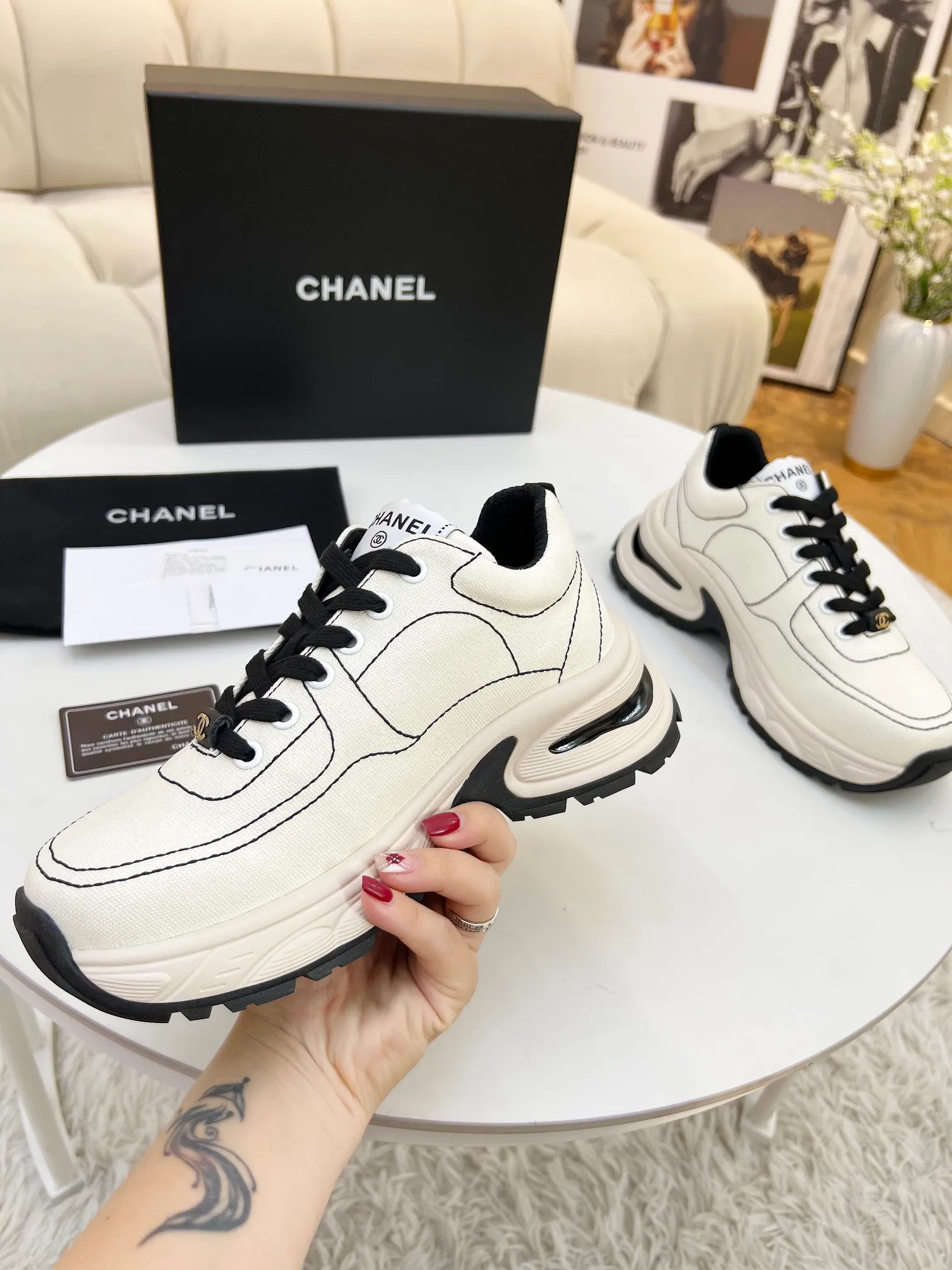 👟👟Ex-factory price 500👟👟 Cloth CHANEL 25C new casual shoes for early spring vacation. A pair of comfortable shoes can reduce the fatigue on your feet. The new style is very versatile, whether it is daily wear or a sister party. It can be easily used for commuting in the workplace, outdoor sports and various occasions. It can increase the height, straighten the legs, modify the shape of the feet, is comfortable and comfortable without rubbing the feet, and has good breathability. It can also be worn in summer. Office workers can also easily own it when wearing it. The fabric is pebbled cowhide + plaid pad to show off sheepskin. The original open-molded rubber foam outsole! size: 35-40 (41 customized, non-refundable and non-exchangeable)